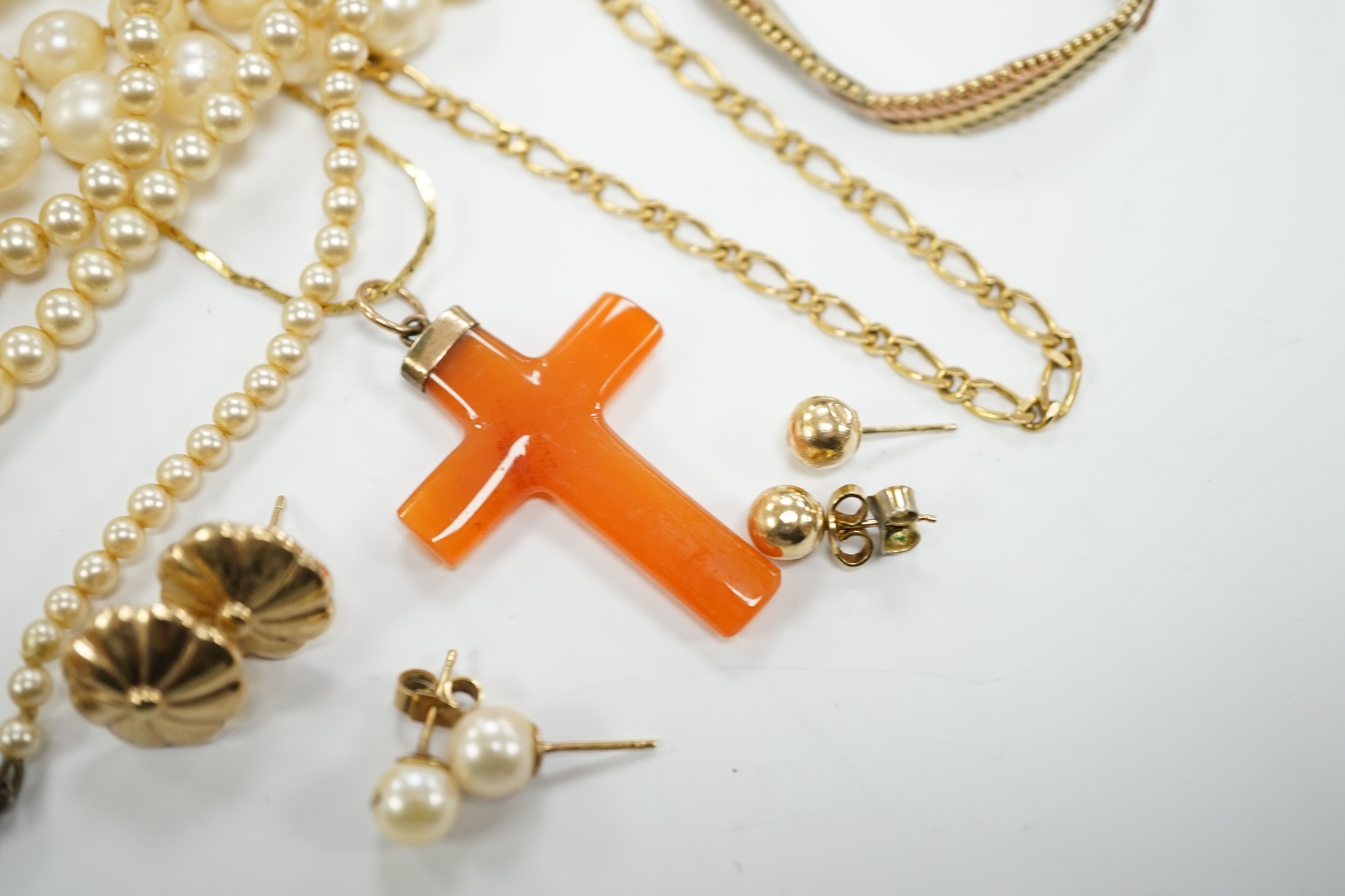 Sundry jewellery including 9ct gold bracelet, 9ct gold chain, three pairs of ear studs, a cultured pearl necklace, a carnelian cross pendant on chain and a simulated pearl necklace.